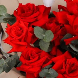 francuzskie rozy s evkaliptom v korobke 7